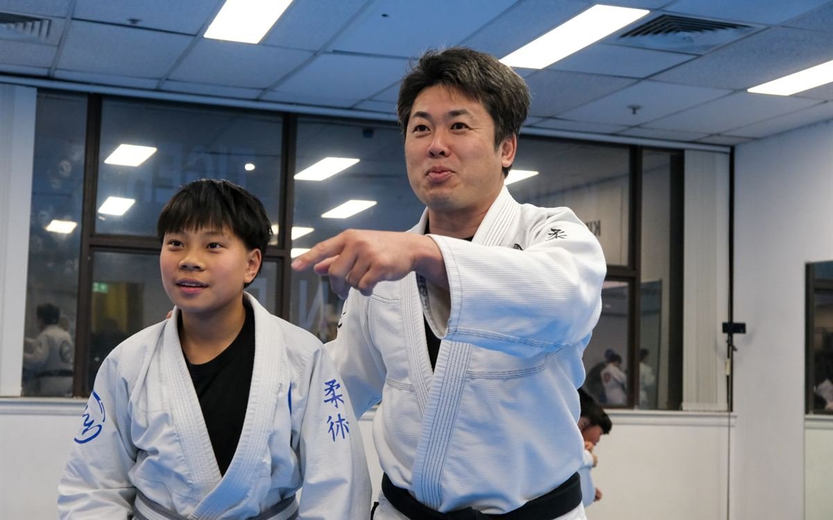 Toshi Miyazawa explaining a detail to a student during class