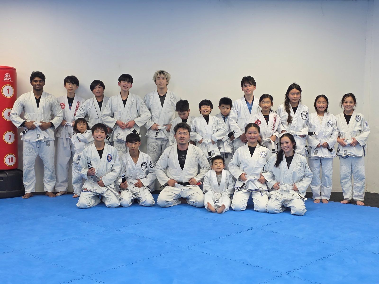 The whole academy gathered for a group photo on the mat