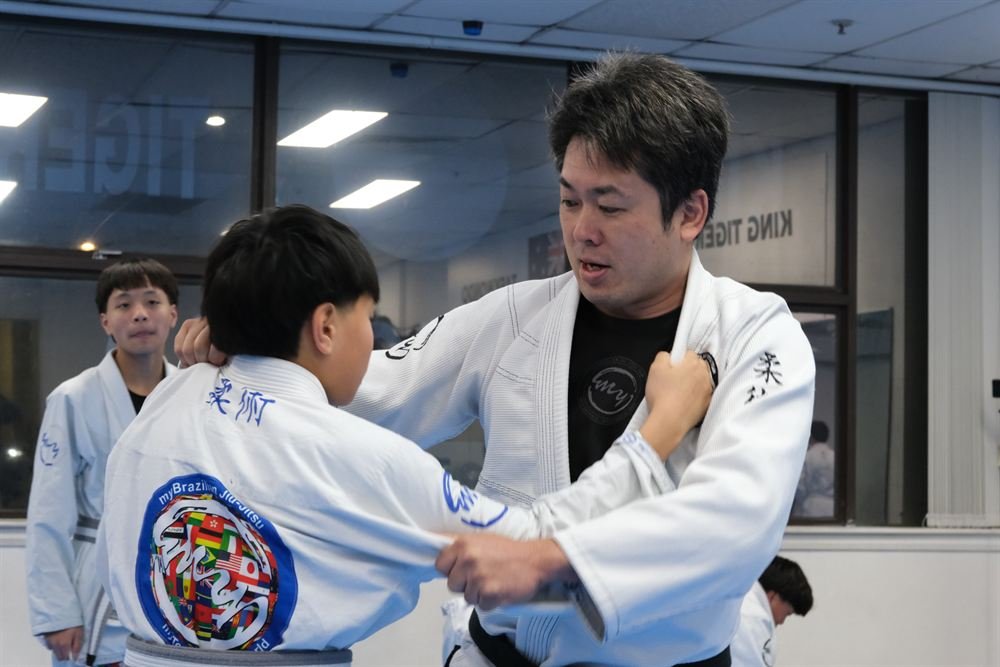 Toshi demonstrating a grip to a student