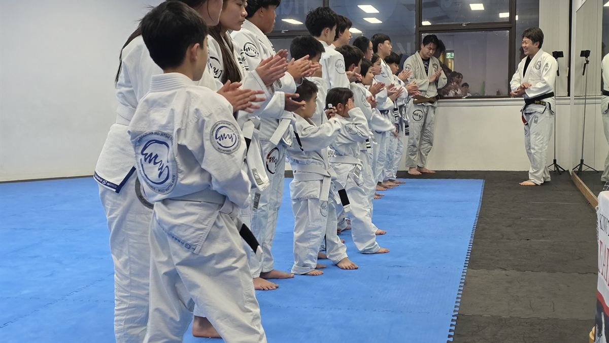 The class applauding during a grading