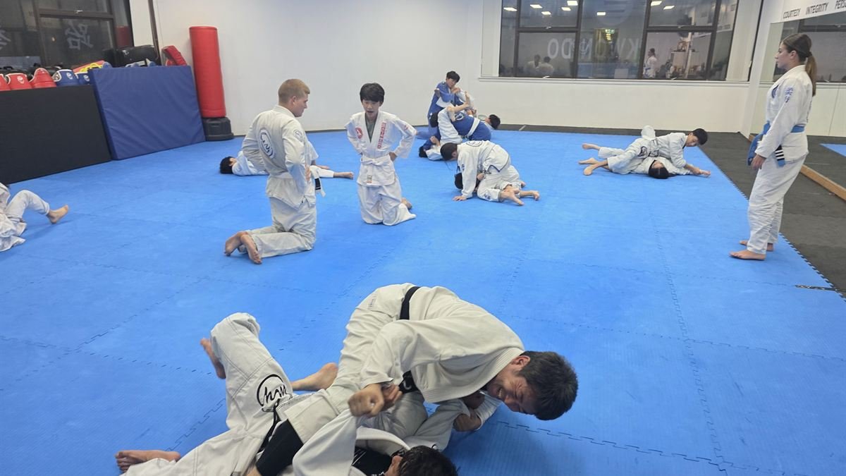 Open mat with several pairs training at once