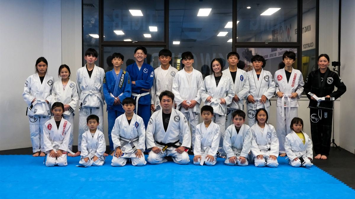 The full academy group photo on the mat