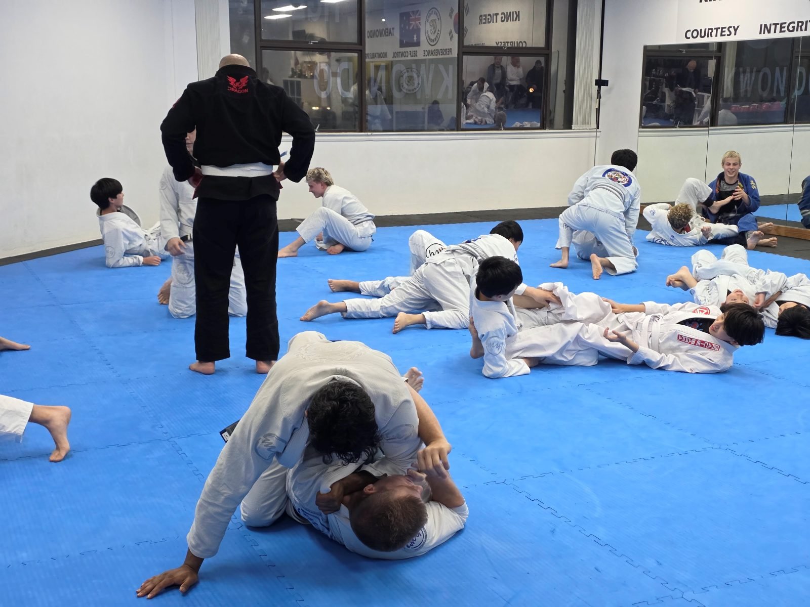 Several pairs rolling at once during open mat